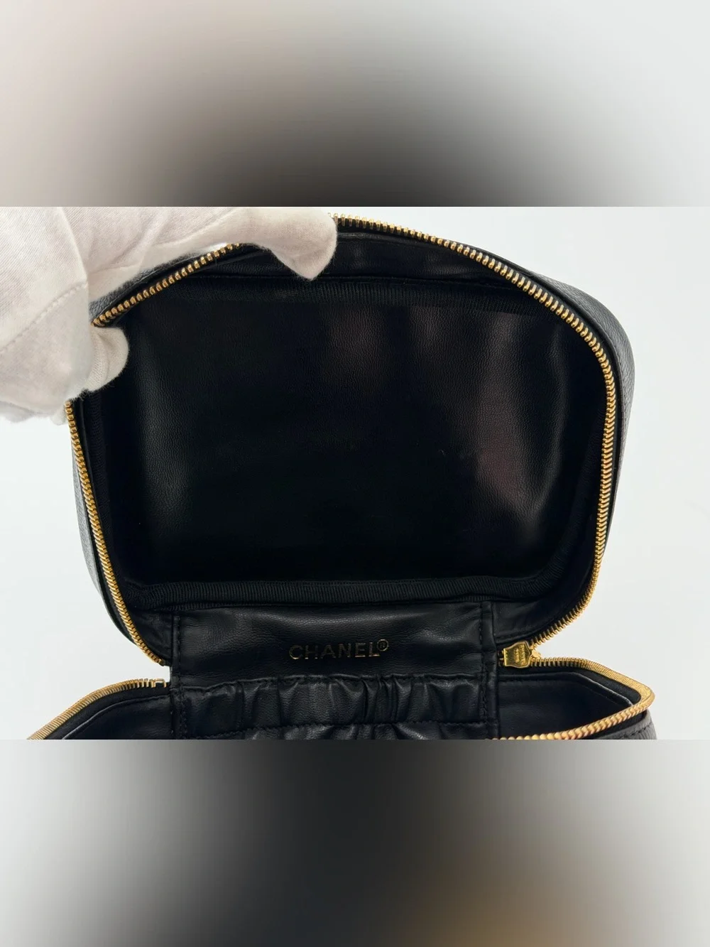 🖤CHANEL Black Caviar Leather CC Logo Vanity Case w/Dust Bag and Entrupy COA🖤 - Picture 8 of 16
